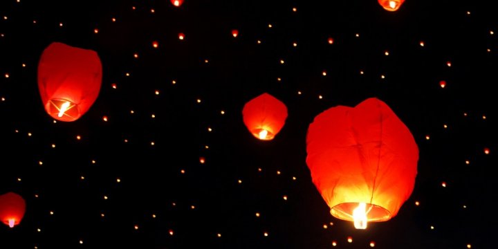Chinese Lanterns Send Newlyweds’ Dreams to the Night Sky in Stunning Color